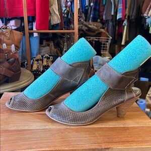 Elegant Gray Peep-Toe Heels